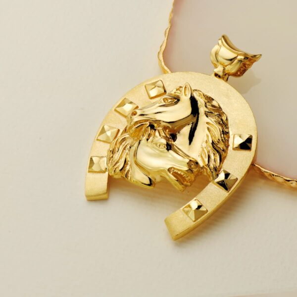 18K COLGANTE ORO AMARILLO HERRADURA CON CABALLOS 50X44 MM - Imagen 3