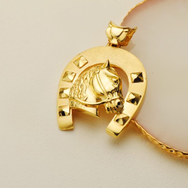 18K COLGANTE ORO AMARILLO HERRADURA CON CABALLO 44X39 MM - Imagen 3
