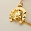 18K COLGANTE ORO AMARILLO HERRADURA CON CABALLO 50X44 MM - Imagen 3