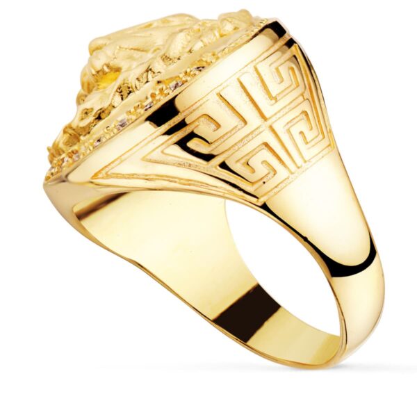 18K SELLO ORO AMARILLO LEON CON CIRCONITA LATERAL GRECA ANCHO 19 MM - Imagen 2