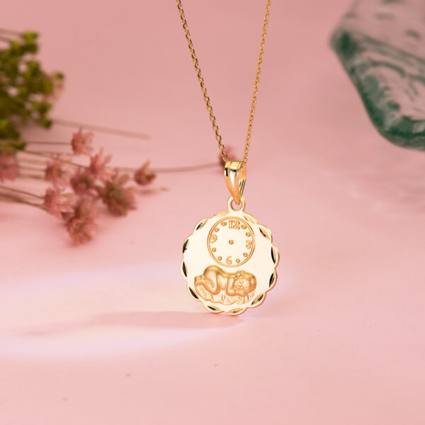 18K MEDALLA ORO AMARILLO REDONDA NIÑO DE LA HORA CON RELOJ TALLADA 16 MM - Imagen 2