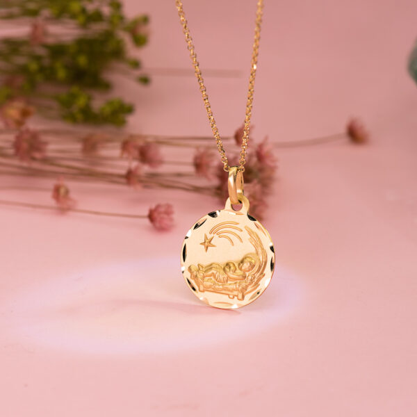 18K MEDALLA ORO AMARILLO NIÑO DEL PESEBRE TALLADA 16 MM - Imagen 2