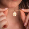 18K MEDALLA ORO AMARILLO ANGELITO BURLON CON PALOMA TALLADA 16 MM - Imagen 2