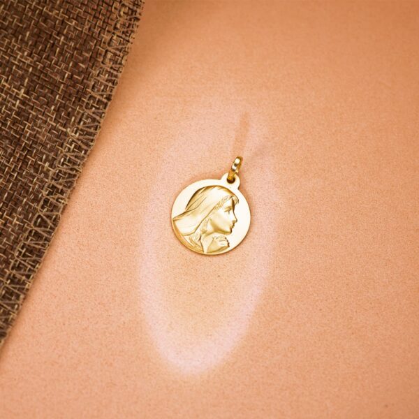 18K MEDALLA ORO AMARILLO VIRGEN MARIA REZANDO MATIZADA 18 MM - Imagen 2