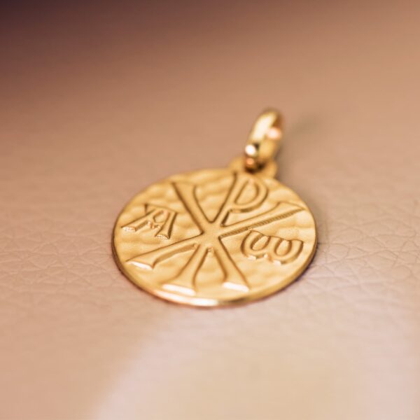 18K MEDALLA ORO AMARILLO CRUZ DE CRISMON MARTELE 18 MM - Imagen 3