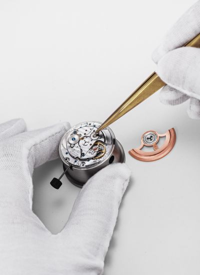 Taller 1 Relojero Reparando reloj