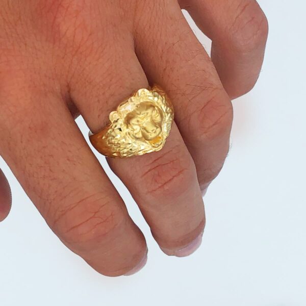 18K SELLO ORO AMARILLO LEON TALLADO ANCHO TOTAL 17 MM - Imagen 3